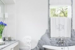 curved-marble-slab-behind-bathtub