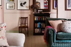pink-living-room-with-white-painted-floors